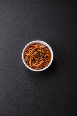 Erişte, tavuk, acı biber, sebze, tuz ve baharatlı nefis Asya yemekleri.