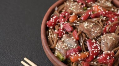 Lezzetli baharatlı Asya yemeği sobası karabuğday eriştesi, sığır eti, sebze, tuz ve baharat.