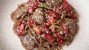 Lezzetli baharatlı Asya yemeği sobası karabuğday eriştesi, sığır eti, sebze, tuz ve baharat.