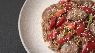 Lezzetli baharatlı Asya yemeği sobası karabuğday eriştesi, sığır eti, sebze, tuz ve baharat.