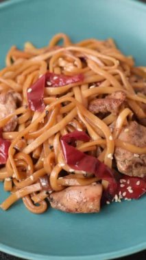 Erişte, tavuk, acı biber, sebze, tuz ve baharatlı nefis Asya yemekleri.