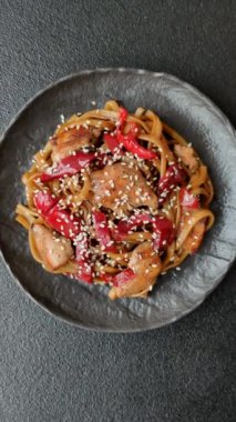 Erişte, tavuk, acı biber, sebze, tuz ve baharatlı nefis Asya yemekleri.