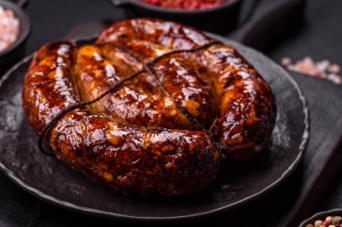 Salyangoz ya da salyangoz şeklinde tuzlu, baharatlı ve otlu lezzetli bir sosis.