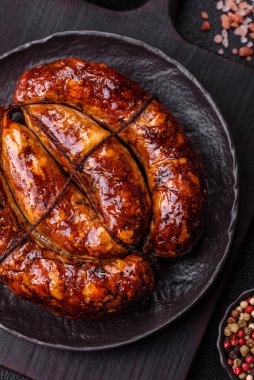 Salyangoz ya da salyangoz şeklinde tuzlu, baharatlı ve otlu lezzetli bir sosis.