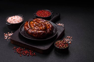 Salyangoz ya da salyangoz şeklinde tuzlu, baharatlı ve otlu lezzetli bir sosis.