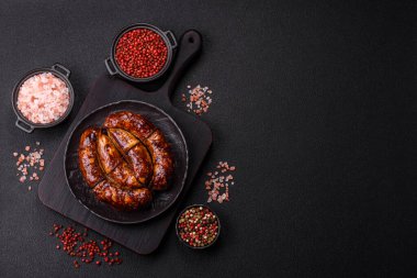 Salyangoz ya da salyangoz şeklinde tuzlu, baharatlı ve otlu lezzetli bir sosis.