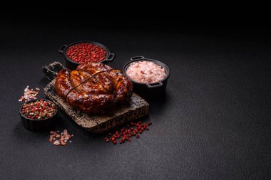 Salyangoz ya da salyangoz şeklinde tuzlu, baharatlı ve otlu lezzetli bir sosis.