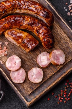 Salyangoz ya da salyangoz şeklinde tuzlu, baharatlı ve otlu lezzetli bir sosis.