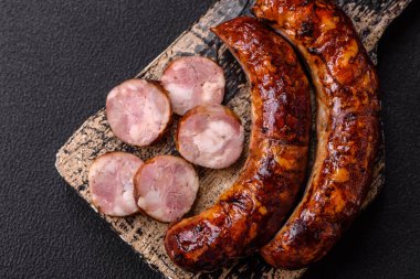 Salyangoz ya da salyangoz şeklinde tuzlu, baharatlı ve otlu lezzetli bir sosis.