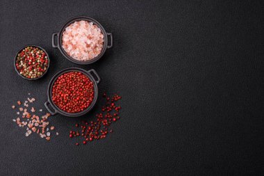 Baharat, tüm bezelyeler kırmızı ya da pembe renkli siyah beton arka planda bir kasede. Asya mutfağı