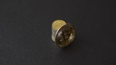 Bitcoin koyu arkaplandaki metal yuvarlak para gibidir. Kripto para birimi, engelleme zinciri kripto değişimi