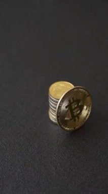 Bitcoin koyu arkaplandaki metal yuvarlak para gibidir. Kripto para birimi, engelleme zinciri kripto değişimi