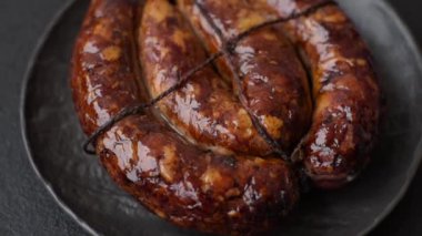 Salyangoz ya da salyangoz şeklinde tuzlu, baharatlı ve otlu lezzetli bir sosis.