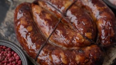 Salyangoz ya da salyangoz şeklinde tuzlu, baharatlı ve otlu lezzetli bir sosis.