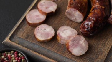 Salyangoz ya da salyangoz şeklinde tuzlu, baharatlı ve otlu lezzetli bir sosis.