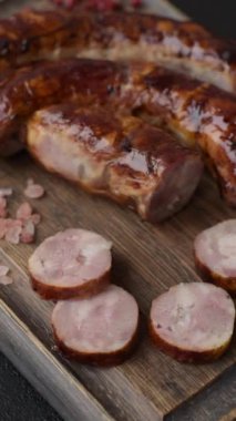 Salyangoz ya da salyangoz şeklinde tuzlu, baharatlı ve otlu lezzetli bir sosis.