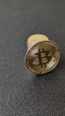 Bitcoin koyu arkaplandaki metal yuvarlak para gibidir. Kripto para birimi, engelleme zinciri kripto değişimi