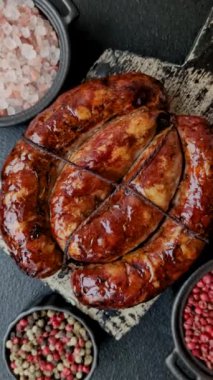 Salyangoz ya da salyangoz şeklinde tuzlu, baharatlı ve otlu lezzetli bir sosis.