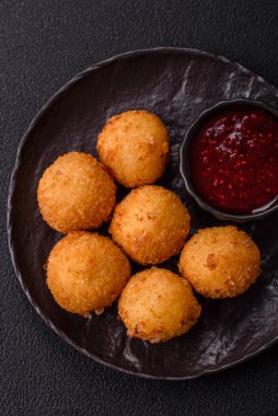 Camembert peynirli kızarmış patates ya da kızılcık veya ahududu soslu mozzarella peyniri.