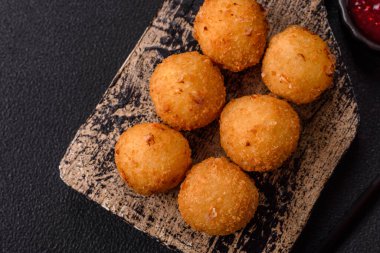 Camembert peynirli kızarmış patates ya da kızılcık veya ahududu soslu mozzarella peyniri.