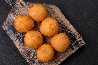 Camembert peynirli kızarmış patates ya da kızılcık veya ahududu soslu mozzarella peyniri.