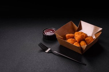 Brie peyniri ya da peynirli krem peynirli patates kızartması, fast food, koyu beton arka planda yemek.