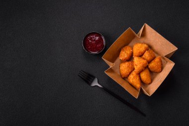 Brie peyniri ya da peynirli krem peynirli patates kızartması, fast food, koyu beton arka planda yemek.