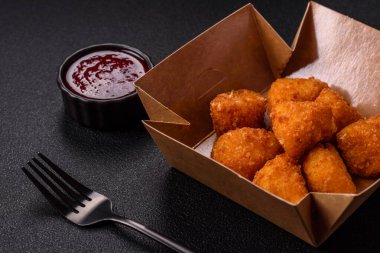 Brie peyniri ya da peynirli krem peynirli patates kızartması, fast food, koyu beton arka planda yemek.