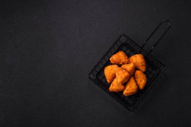 Brie peyniri ya da peynirli krem peynirli patates kızartması, fast food, koyu beton arka planda yemek.