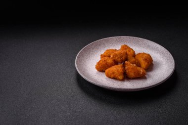 Brie peyniri ya da peynirli krem peynirli patates kızartması, fast food, koyu beton arka planda yemek.