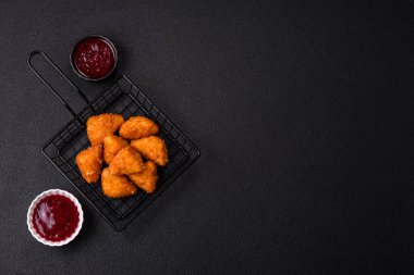 Brie peyniri ya da peynirli krem peynirli patates kızartması, fast food, koyu beton arka planda yemek.