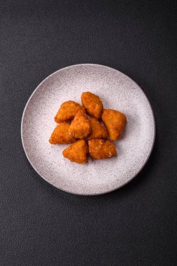 Brie peyniri ya da peynirli krem peynirli patates kızartması, fast food, koyu beton arka planda yemek.