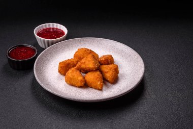 Brie peyniri ya da peynirli krem peynirli patates kızartması, fast food, koyu beton arka planda yemek.