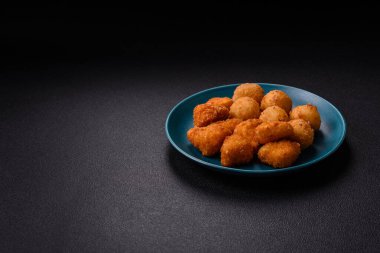 Brie peyniri ya da peynirli krem peynirli patates kızartması, fast food, koyu beton arka planda yemek.