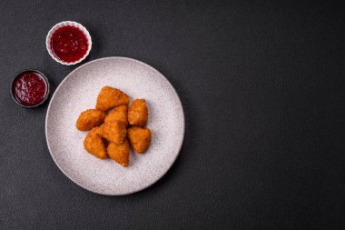 Brie peyniri ya da peynirli krem peynirli patates kızartması, fast food, koyu beton arka planda yemek.