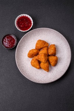 Brie peyniri ya da peynirli krem peynirli patates kızartması, fast food, koyu beton arka planda yemek.