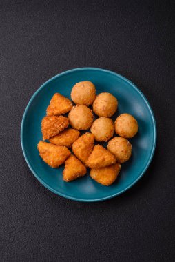 Brie peyniri ya da peynirli krem peynirli patates kızartması, fast food, koyu beton arka planda yemek.