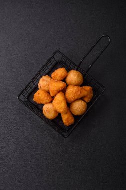 Brie peyniri ya da peynirli krem peynirli patates kızartması, fast food, koyu beton arka planda yemek.