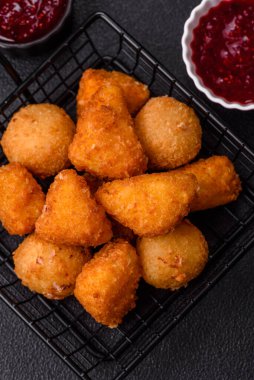 Brie peyniri ya da peynirli krem peynirli patates kızartması, fast food, koyu beton arka planda yemek.