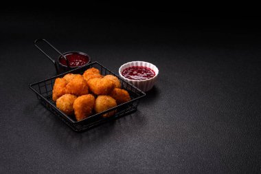 Brie peyniri ya da peynirli krem peynirli patates kızartması, fast food, koyu beton arka planda yemek.