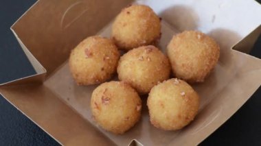 Camembert peynirli kızarmış patates ya da kızılcık veya ahududu soslu mozzarella peyniri.