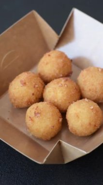 Camembert peynirli kızarmış patates ya da kızılcık veya ahududu soslu mozzarella peyniri.