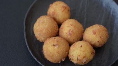 Camembert peynirli kızarmış patates ya da kızılcık veya ahududu soslu mozzarella peyniri.