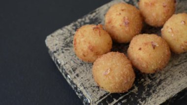 Camembert peynirli kızarmış patates ya da kızılcık veya ahududu soslu mozzarella peyniri.