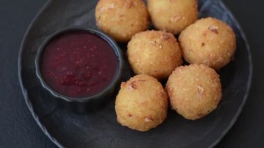 Camembert peynirli kızarmış patates ya da kızılcık veya ahududu soslu mozzarella peyniri.