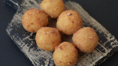 Camembert peynirli kızarmış patates ya da kızılcık veya ahududu soslu mozzarella peyniri.