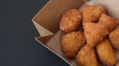 Brie peyniri ya da peynirli krem peynirli patates kızartması, fast food, koyu beton arka planda yemek.