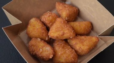 Brie peyniri ya da peynirli krem peynirli patates kızartması, fast food, koyu beton arka planda yemek.