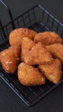 Brie peyniri ya da peynirli krem peynirli patates kızartması, fast food, koyu beton arka planda yemek.