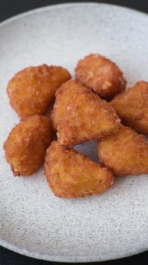 Brie peyniri ya da peynirli krem peynirli patates kızartması, fast food, koyu beton arka planda yemek.